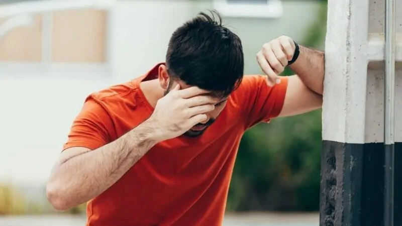 imagem de um homem com tontura por fraqueza no corpo