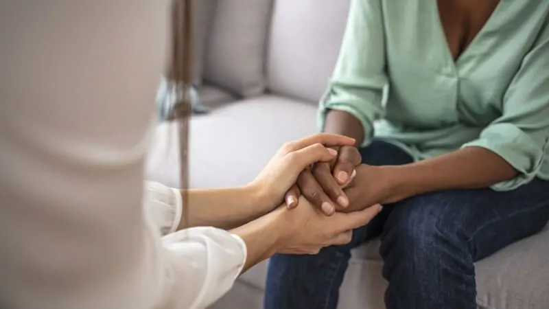 imagem de duas pessoas segurando as mãos