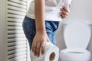 Pessoa com dor de barriga fezes verdes