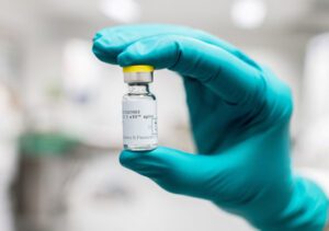 Pessoa segurando uma das vacinas para viagem internacional