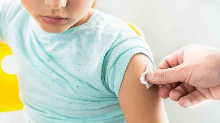 criança tomando vacina