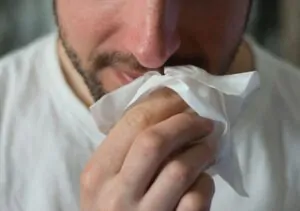 Pessoa com nariz escorrendo