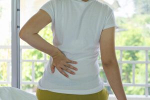 Uma mulher com pontada nas costas