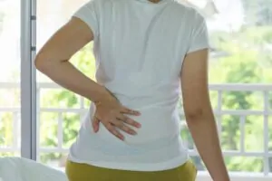 Uma mulher com pontada nas costas