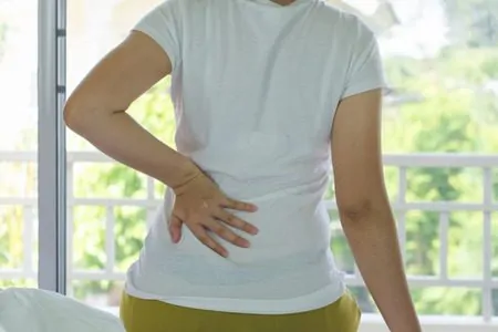 Uma mulher com pontada nas costas