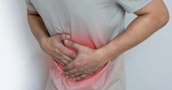 Pessoa sentindo uma pontada na barriga