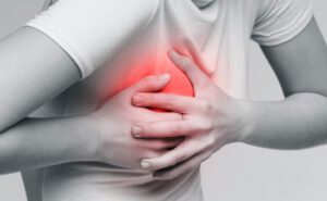 Mulher com pontada no seio