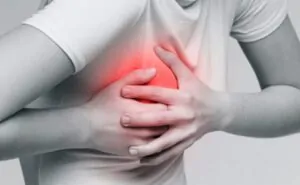 Mulher com pontada no seio