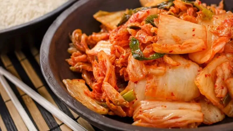 imagem com alimento probiótico kimchi