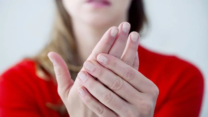 imagem com uma mulher com as mãos e pés gelados