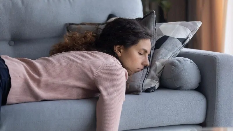 imagem de uma mulher deitada com fraqueza no corpo
