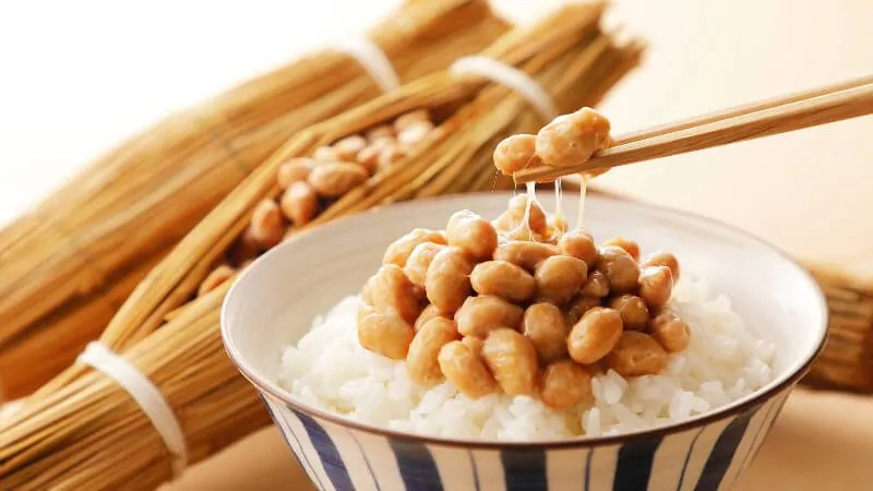 imagem de um pote de arroz com natto