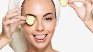 imagem de uma mulher com pepino nos olhos para diminuir olheiras
