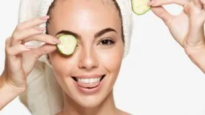 imagem de uma mulher com pepino nos olhos para diminuir olheiras