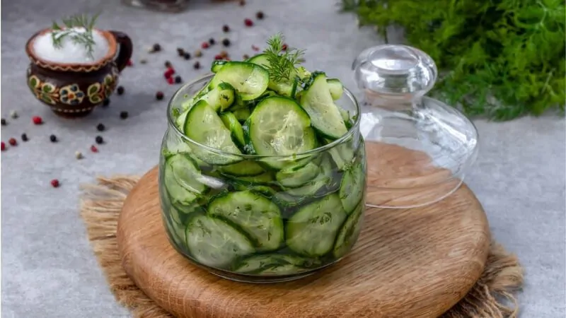imagem de picles de pepino em um pote