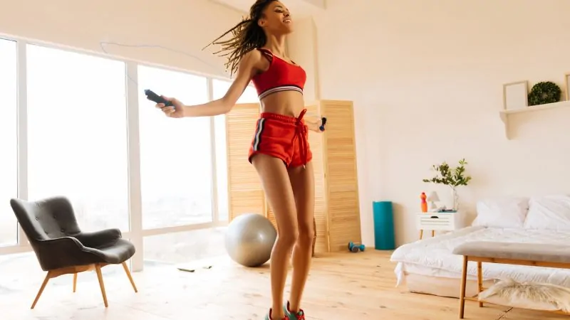 imagem com uma mulher pulando corda