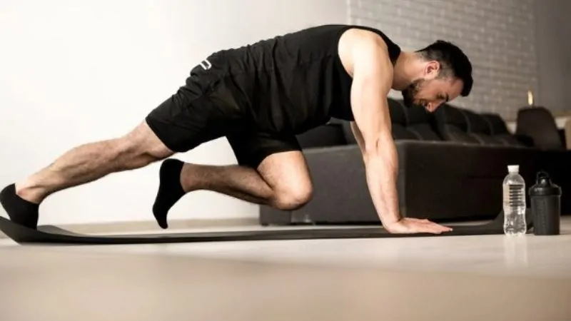 imagem de um homem praticando o exercício escalador para diminuir a barriga