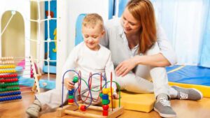imagem de uma criança fazendo terapia ocupacional