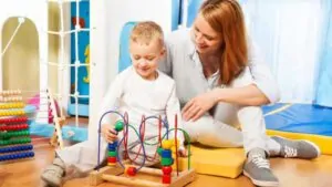 imagem de uma criança fazendo terapia ocupacional