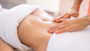 imagem de uma mulher realizando massagem modeladora
