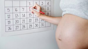 imagem de uma mulher conferindo a tabela gestacional