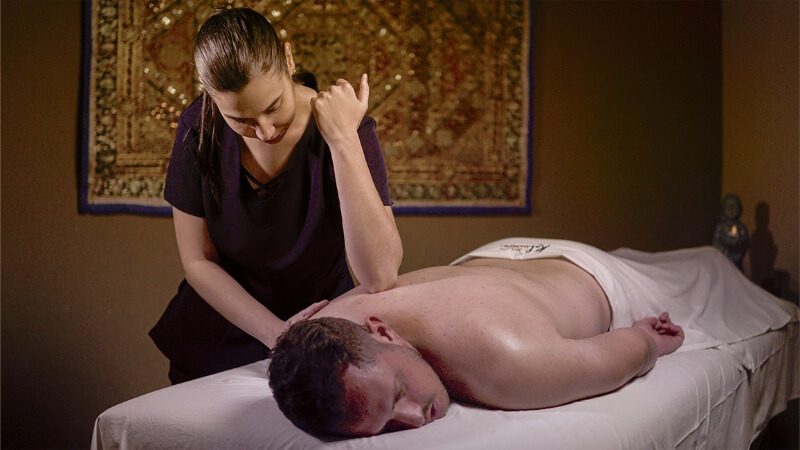 imagem de uma terapeuta realizando a massagem terapêutica