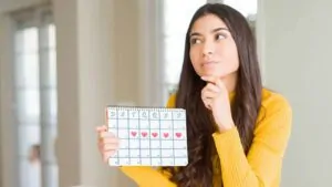 imagem de uma mulher segurando um calendário