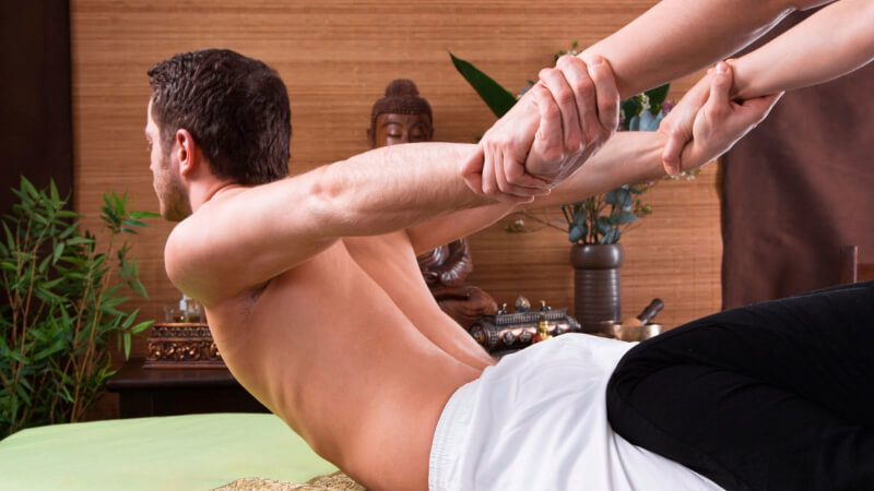 imagem de um homem recebendo a massagem tailandesa