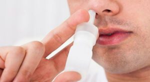 Homem aplicando remédio para sinusite