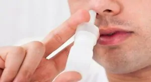 Homem aplicando remédio para sinusite