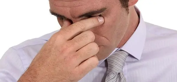 Homem precisando de remédio para sinusite