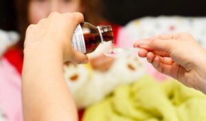 Pessoa com remédio para vermes infantil