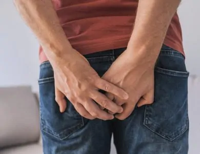 Pessoa com hemorroida externa