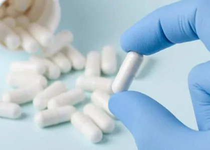 Pessoa segurando uma capsula de profenid