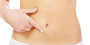 Pessoa aponto para onde sente dor no umbigo