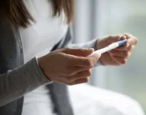 Pessoa com sintomas de gravidez silenciosa