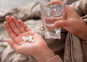 Pessoa segurando capsulas de cloridrato de fluoxetina