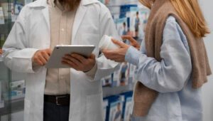 Pessoa comprando medicamento