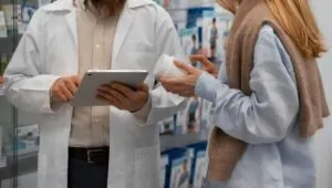 Pessoa comprando medicamento