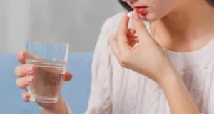 Pessoa tomando Sinvastatina