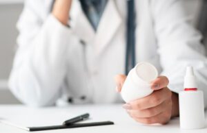 Médico segurando um anti inflamatório