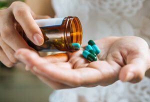 Pessoa com cápsulas de medicamento