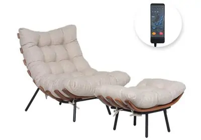 imagem de uma cadeira de massagem Allstate na cor bege com puff e um controle remoto sendo demonstrado no canto direito superior