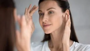 imagem de uma mulher fazendo massagem facial