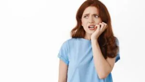 imagem de uma mulher preocupada com as unhas brancas