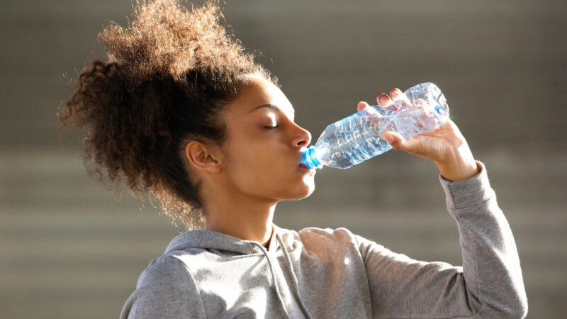 imagem de uma mulher bebendo água