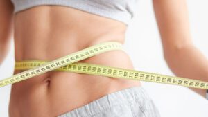 imagem de uma mulher medindo a barriga