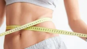 imagem de uma mulher medindo a barriga