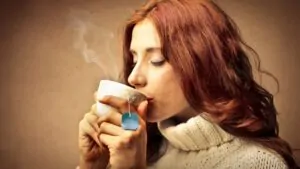 imagem de uma mulher tomando chá