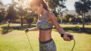 imagem de uma mulher pulando corda